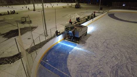 Zamboni-kone jäädytti kaukaloa Sorsapuistossa Tampereella 28. marraskuuta, jolloin kentät aukesivat.