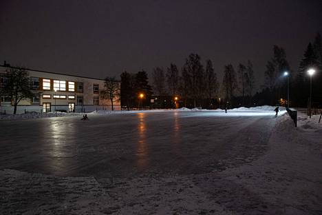 Ahvenisjärven koulun valaistus ei riitä koko jäälle.