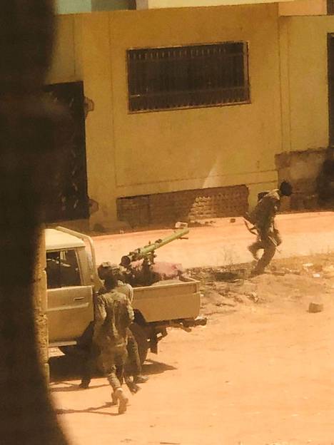 Sotilaita ja sotilasajoneuvoja näkyi Khartumin kaduilla lauantaina.