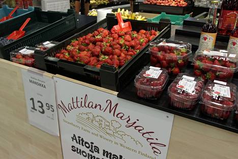 Nokian Prismassa myydään Mattilan marjatilan mansikoita kilohintaan ja laatikoittain.