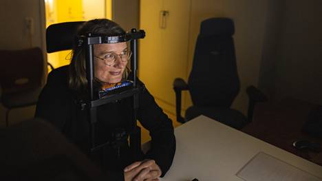 Apulaisprofessori Johanna Kaakinen istui kuvaa varten koehenkilön tuoliin. Turun yliopiston tutkijat ovat kartoittaneet suomalaisten uskoa salaliittoteorioihin. Seuraavaksi he aikovat tutkia, miten aivot reagoivat salaliittoteorioista lukemiseen.