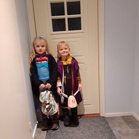 6-vuotias Alina ja 4-vuotias Eveliina nuutittavat Enäjärvellä ja Kyläsaaressa.