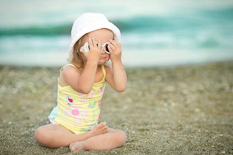 Voiko alle 3-vuotiaalle laittaa tavallista aurinkorasvaa? Ihotautien erikoislääkäri vastaa.