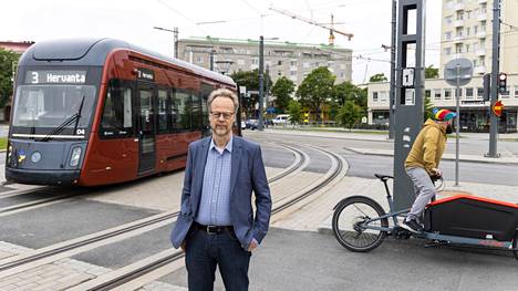 Kiersimme kaupungin suunnittelupäällikön Ari Vandellin kanssa Tampereen liikenteen hankalimpia paikkoja. Lukijoiden äänestyksessä ylivoimaiseen kärkeen nousi risteys, jossa pahimmat ongelmat ovat tulleet ratikan mukana.