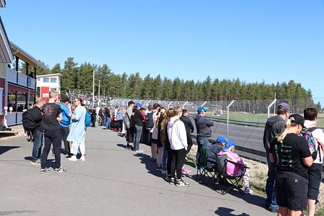 Kuten pitkän linjan autourheilumies Ilmari Mattila totesi, Pohjois-Satakunnassa on vahva lajikulttuuri. Ikähaarukka oli kirjaimellisesti vauvasta vaariin. Nuorimmilla katsojilla oli luonnollisesti kuulosuojaimet.