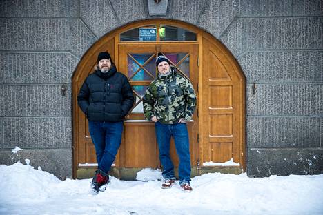 Mika Roito (vasemmalla) ja Pekka Salmela avaavat kolmannen ravintolan. Käynti kellarikerroksen ravintolaan kulkee Haarlan palatsin sisäpihalta komean kaarioven kautta. 