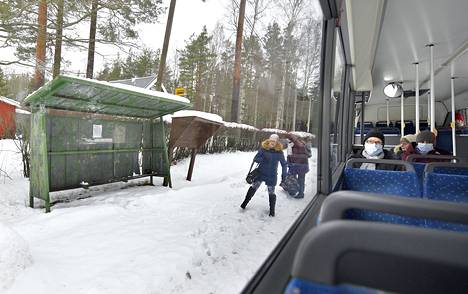 Paikoitellen bussipysäkeillä saattaa joutua kahlamaan lumessa.