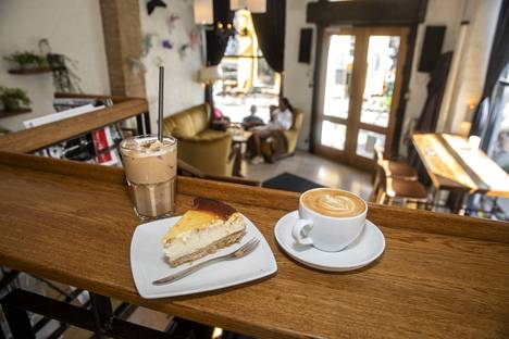 The Living Room -kahvilan suosituimmat kahvit ovat cafe latte ja cappuccino. Kahivn kanssa asiakkaat tilaavat useimmiten New York -juustokakkua.