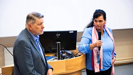 Pirhan aluehallituksen puheenjohtaja Kari-Matti Hiltunen ja alueen johtaja Marina Erhola kuvattiin asukastilaisuudessa Tampereella viime syyskuussa.