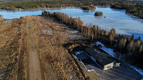 Mäntän Sassissa on lentokenttä, jonka ympärille suunniteltiin asuntoja, yritystiloja ja palveluja. Aamulehti kuvasi kentän helmikuussa 2020. 