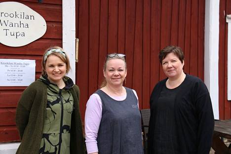 Susanna Pesu-Stirkkinen, Menna Leino ja Sari Koskinen tekevät yhteistyötä kesäkävijöiden houkuttelemiseksi Krookilaan.
