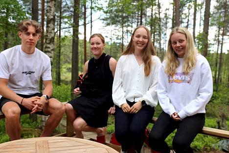 Kankaantaan Kisan 20-vuotiaiden sarjassa mitaleja voittaneet hiihtäjät Ike Melnits, Tuuli Raunio, Aino Pihlava ja Julia Junkkala fiilistelivät Koukun majalla vielä viime kauden menestystä, nyt on menossa jo valmistautuminen tulevaan.