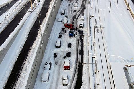 Lumi peitti autot Ateenassa 25. tammikuuta. 