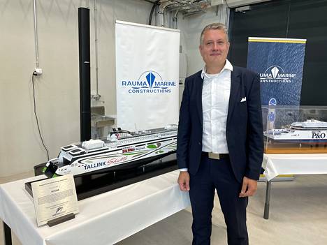 RMC:n operatiivinen johtaja Ville Laaksonen "show roomissa", jossa ministeriseurueelle esiteltiin Rauman telakan osaamista muun muassa jäänmurtajakauppojen toiveissa.