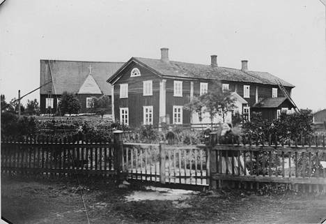 Tämä kuva Merikarvian kunnan keskustasta on vuodelta 1890. Etualalla on Vähä-Näsin talo ja taustalla näkyy vanha kirkko.