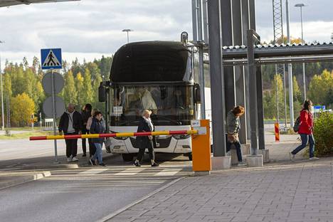 Ministeriöissä on löytymässä ratkaisu venäläisten turistimatkojen estämiseksi Suomeen. Kuvassa liikennettä Nuijamaan raja-asemalla 22. syyskuuta 2022.