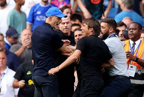 Thomas Tuchel ja Antonio Conte ottivat raivokkaasti yhteen Chelsean ja Tottenhamin kohdatessa Stamford Bridgellä.