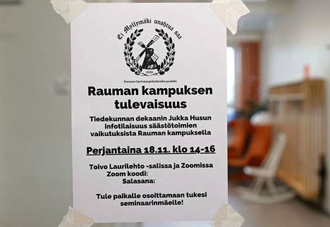 Kirjoittajat pohtivat, voisiko tehostaminen toteutua siirtämällä Turun opettajaksi opiskelevat Raumalle. Arkistokuvassa ilmoitus marraskuisesta infotilaisuudesta.
