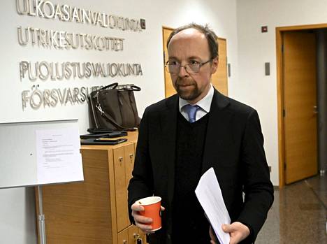 Ulkoasiainvaliokunnan puheenjohtaja Jussi Halla-aho kuvattiin, kun hän saapui ulkoasiainvaliokunnan kokoukseen Helsingissä 11. tammikuuta 2023.