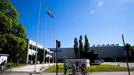 Tampereen yliopiston ja Tampereen ammattikorkeakoulun opiskelijavalinnat syksylle on tehty. Pride-lippu liehui yliopiston pihalla kesäkuussa 2022.