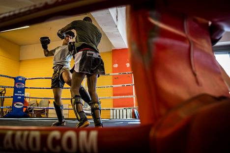 Helsinkiläinen Outi Neuvonen voitti uusi kuvajournalisti -palkinnon. Kuvassa Fawzaldin Alabdali harjoittelee seurakaverinsa kanssa thainyrkkeilyä Helsinki Thai boxing Clubilla Sörnäisissä.