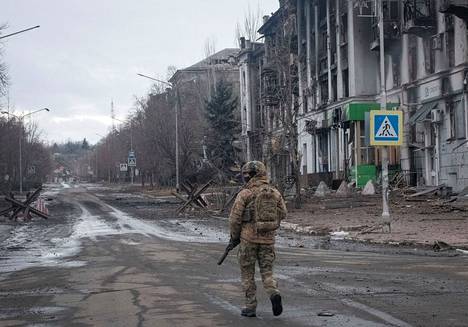 Ukrainalainen sotilas partioi tyhjällä tiellä Itä-Ukrainan Bahmutin kaupungissa tiistaina 21. helmikuu. Kaupunki on ollut taisteluiden keskellä jo pitkään. Bahmutin infrastruktuuri on käytännössä tuhottu kokonaan.