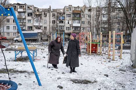 Naiset kävelivät leikkikentällä Venäjän tuhoisan ohjusiskun jälkeen Donetskin alueella Pokrovskin kaupungissa 15. helmikuuta.