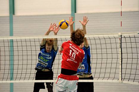 Vasenkätinen VaLePan Aatu Niemelä oli hankala kiinniotettava Lempo Volleyn torjujille Oulunsalossa.