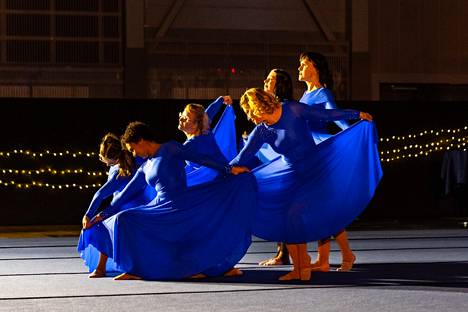 Joukkuevoimistelun aikuisryhmä Onemore esitti Tampereen Voimistelijoiden gaalassa koreografian, joka tutustutti yleisöä lajin juuriin suomalaisessa naisvoimistelussa. 