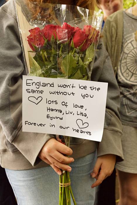 Englanti ei ole sama ilman sinua, kertoi kortti Andresenin perheen kuningattaren muistoksi tuomassa kukkakimpussa.