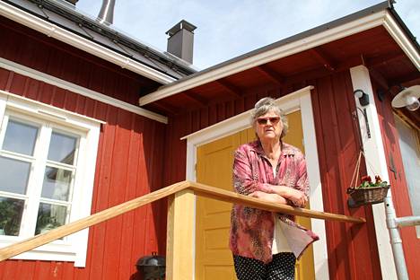 Tellervo Kotamäki iloitsee mukavasta asunnosta ja kivasta naapurista paritalon toisessa päässä.