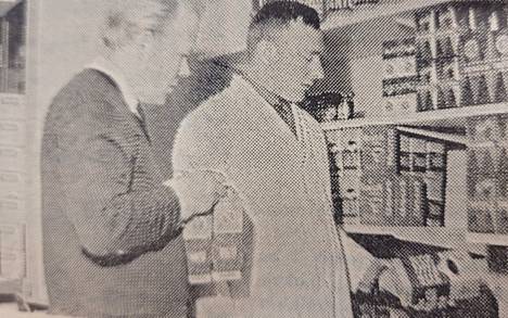 Vuonna 1965 Einari Polus (oik.) esitteli vasta-avattua Turengin valintamyymälä.