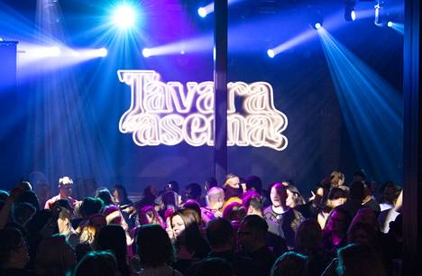 Tampereen Tavara-aseman K40-discon täydellä tanssilattialla valot välkkyivät ja tunnelma oli kuuma. Aikuinen väki osaa ottaa täysillä ilon irti.