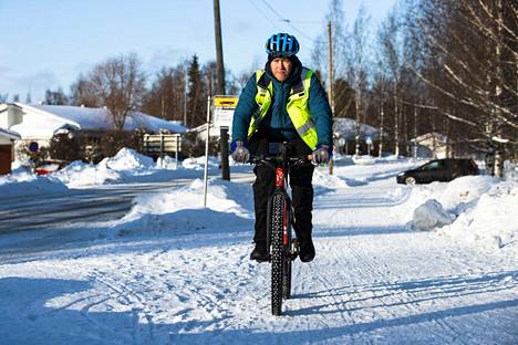 Tampereen infra kerää vapaaehtoisilta pyöräilyagenteilta tietoa neljän pyöräreitin talvisesta kunnosta. Eri reiteiltä tietoa kerää myös talvipyöräilevä Tampereen infran työnjohtaja Valtteri Repo. Repo kuvattiin helmikuussa 2022.