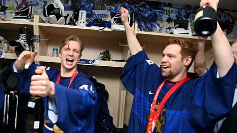 Leijonien maalivahdit Harri Säteri (oik.) ja Jussi Olkinuora korkkasivat kuohuvat heti pukuhuoneeseen päästyään. Suomella oli olympiaturnauksen paras veskarikaksikko.