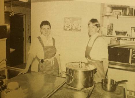 Anja Koskinen (vas.) jäi yhdessä Eeva Väisäsen kanssa hoitamaan lounaskellarin keittiötä.