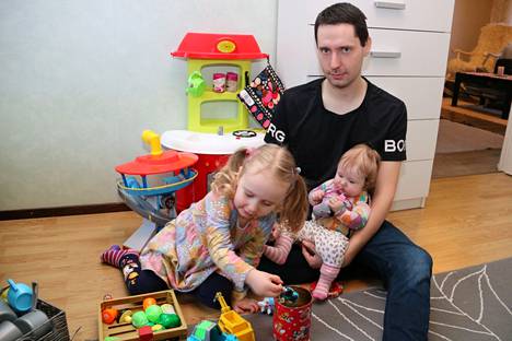 Kolmevuotias Linnea esittelee leluvarastoaan, jossa Ryhmä Hau -lelut ovat pääosassa. Isä Sami Laine ja viiden kuukauden ikäinen Vieno seuraavat esittelyä.