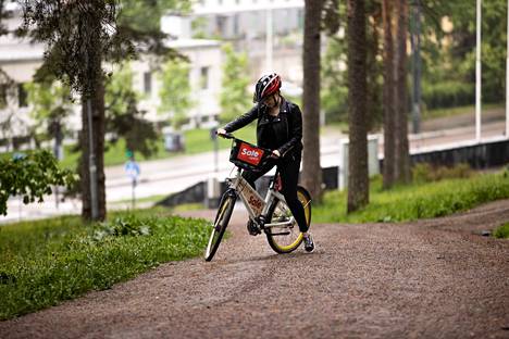 Kaupunkipyörällä kääntyminen ei suju yhtä vaivattomasti kuin monilla muilla tavallisilla polkupyörillä.