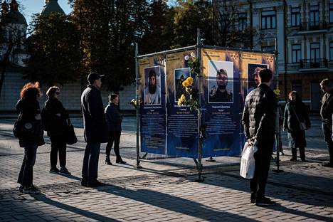 Kiovalaiset katselivat Azovstalin terästehtaan taisteluissa kuolleiden sotilaiden muistokirjoituksia.