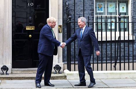 Britannian pääministeri Boris Johnson otti presidentti Sauli Niinistön vastaan Downing Streetin virka-asunnollaan tiistaina. 