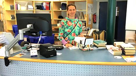 Suuri osa kirjaston työstä on asiakaspalvelua. Fanny Torro selvittelee palautuksia Keuruun pääkirjaston asiakaspalvelussa.