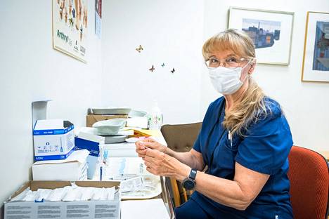 Sairaanhoitaja Erja Aalto on ehtinyt olla eläkkeellä jo parin vuoden ajan, mutta palasi töihin auttamaan rokotusten jaossa. Neljännen rokotuksen saa, kun kolmannesta annoksesta on kulunut vähintään kolme kuukautta. Jos henkilö on sairastanut koronan ja saanut kolme rokotusta, hän ei tarvitse neljättä rokoteannosta tässä vaiheessa.