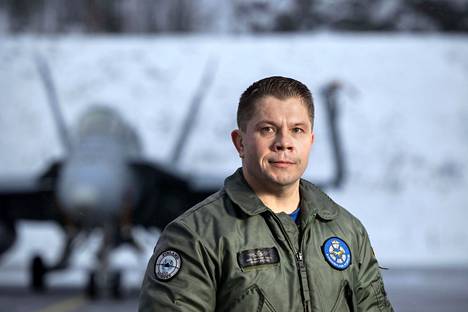 Satakunnan lennoston uusi komentaja, eversti Mika Kulkas aloitti tehtävässään 1. tammikuuta 2022. Satakunnan lennostossa Pirkkalassa on oltu paljon vartijana, kun siellä on tehty hävittäjäehdokkaiden sotilaallisen suorituskyvyn arvioinnit ja testaukset. 