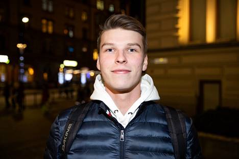 Anssi Raivio, 22, opiskelija, Tampere: ”Ystävän koronapassi ei toimi ja me muut käydään baarissa, mutta hän ei sinne pääse. On todella tyhmää, että koronapassi on niin viallinen, että kaikki eivät pääse baariin.” 
