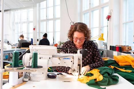 Nousun myymälä-ompelimo valmistaa 70-luvulta inspiroituneita vaatteita, kuten verkkareita, collegeita ja asusteita, kaupungin keskustassa Nokian Portin toimitiloissa. 