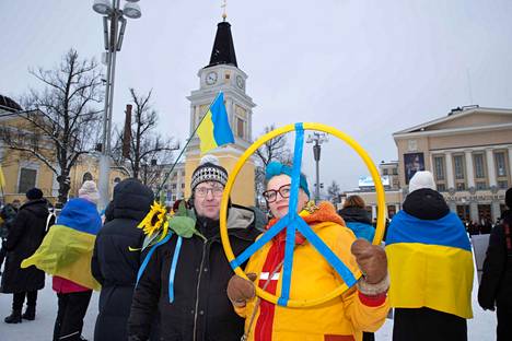Hannu Alastalo toivoo ukrainalaisille tsemppiä sotaan. Hän uskoo, että Venäjä häviää. Hilu Toivonen-Alastalo sanoo sodan Ukrainassa olevan koko Euroopan sota.