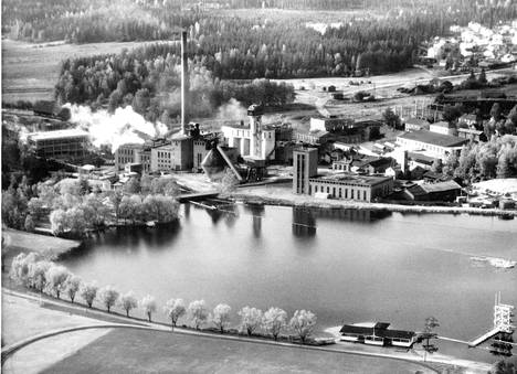 Koski-Keskisen maisemaa vuonna 1959. Rannalla uimalaitos ja taustalla tehtaita.