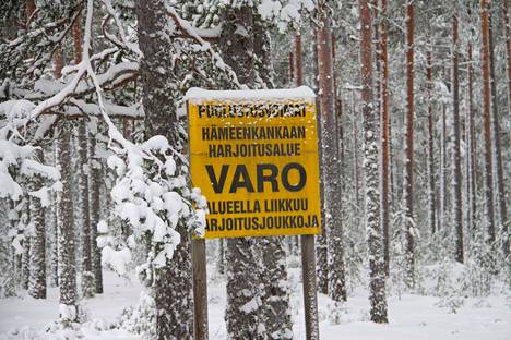 Niinisalon varuskunnassa on ollut runsaasti koronatartuntoja, kuten Porin prikaatin toisessa varuskunnassa Säkylän Huovinrinteelläkin.