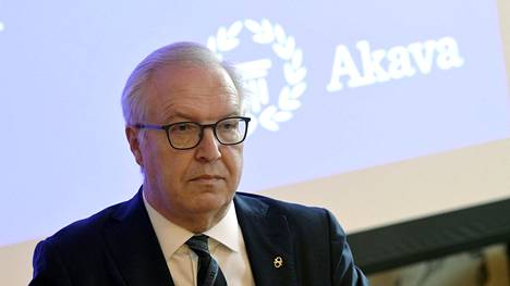 Akavan puheenjohtaja Sture Fjäder kuvattiin mediatilaisuudessaan Helsingissä maanantaina 20. kesäkuuta.