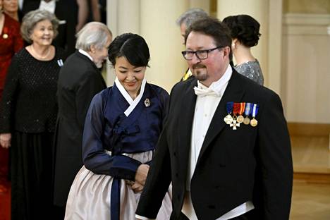 THL:n Mika Salminen ja vaimonsa Thean kanssa itsenäisyyspäivänä Helsingissä 6. joulukuuta 2022. 